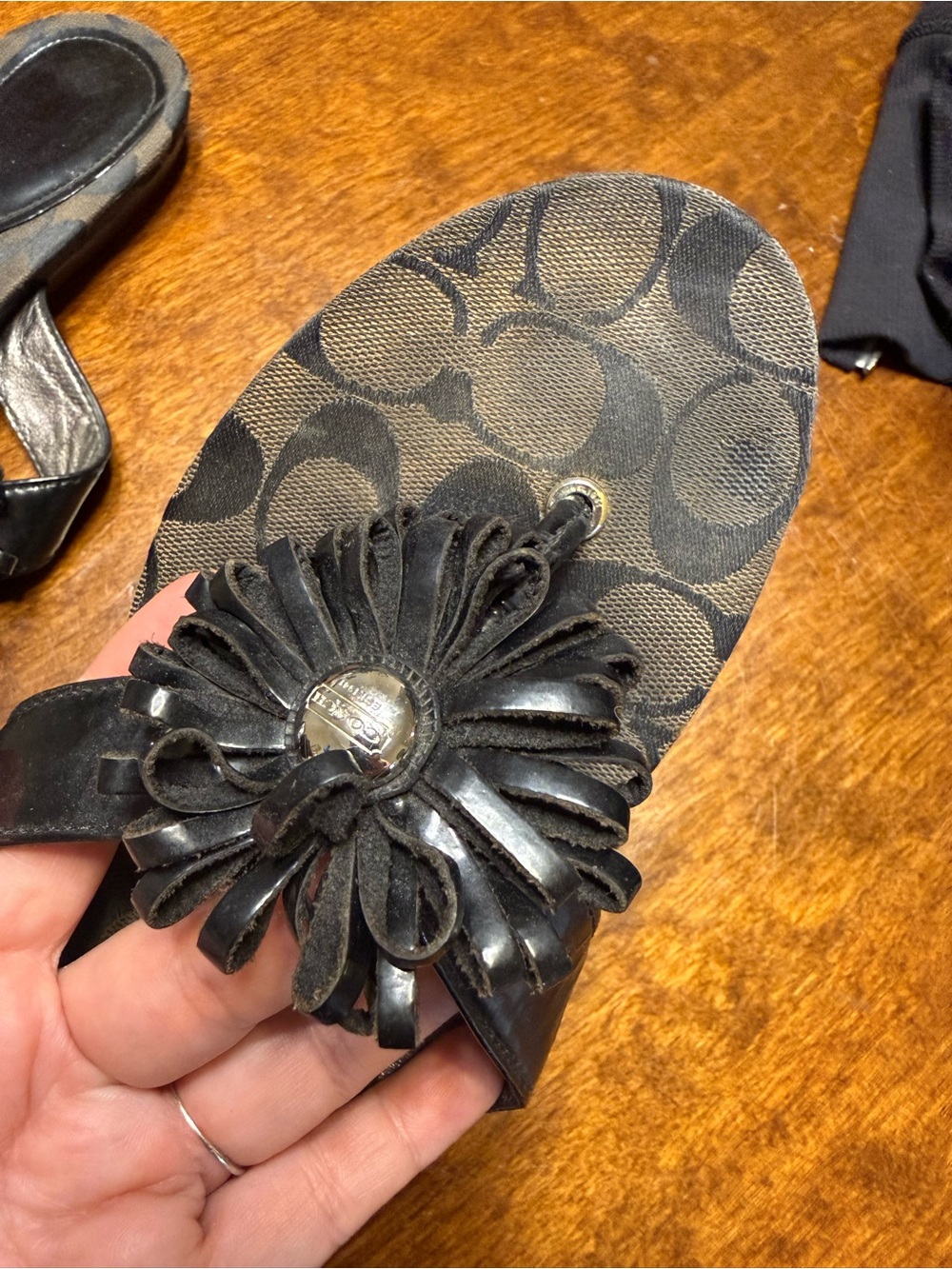 Coach Womens 8.5 M Suki Fringe Flower Sandals A8123 Skye Patent Black/Chesnut - Picture 2 of 9